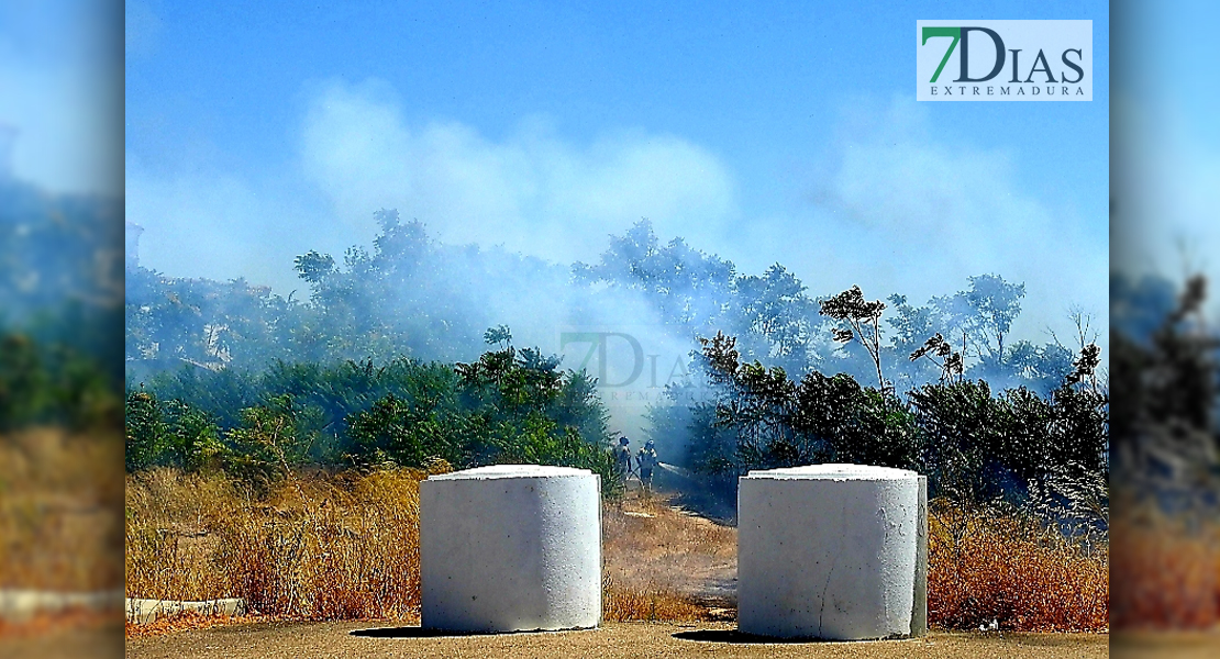 Los Bomberos actúan en un incendio cercano a Decathlon en Badajoz