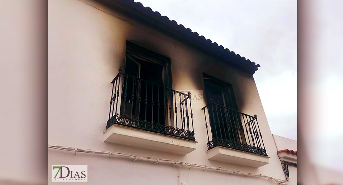 Grave incendio de vivienda en los Santos de Maimona