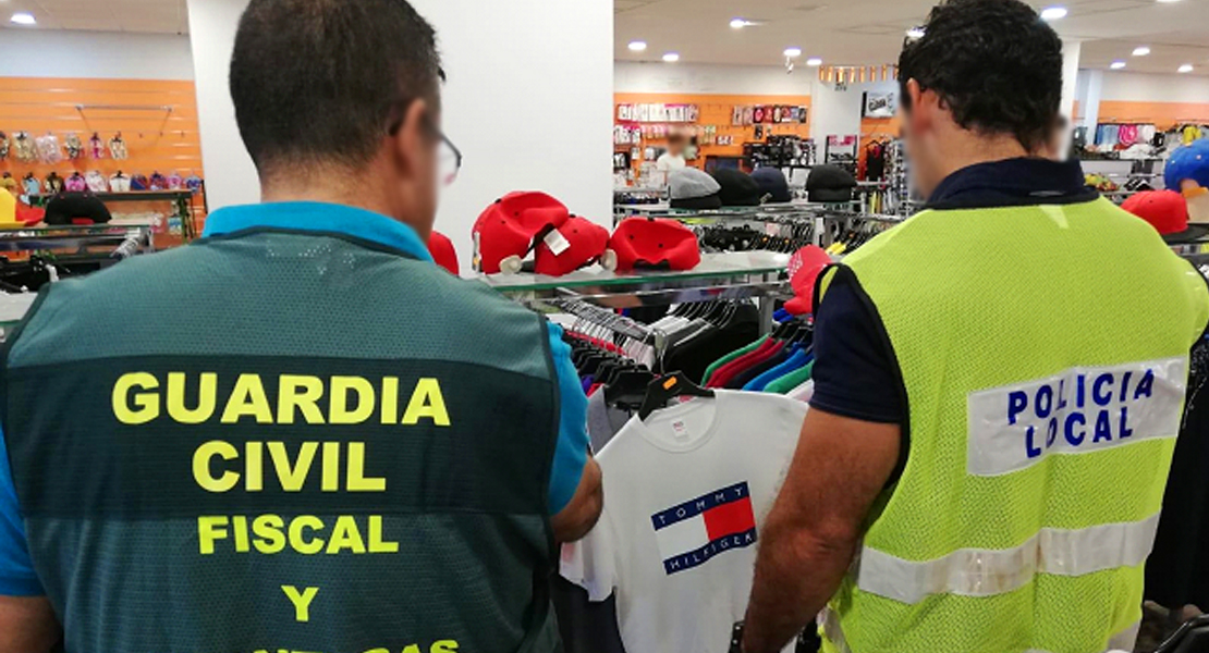 Detienen al propietario de una tienda de San Roque (Badajoz) por la venta de prendas falsificadas