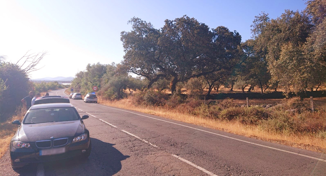 Una mujer herida tras una salida de vía en la EX-201