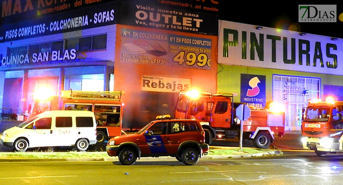 Imágenes del grave incendio que calcinó una tienda de muebles en Mérida