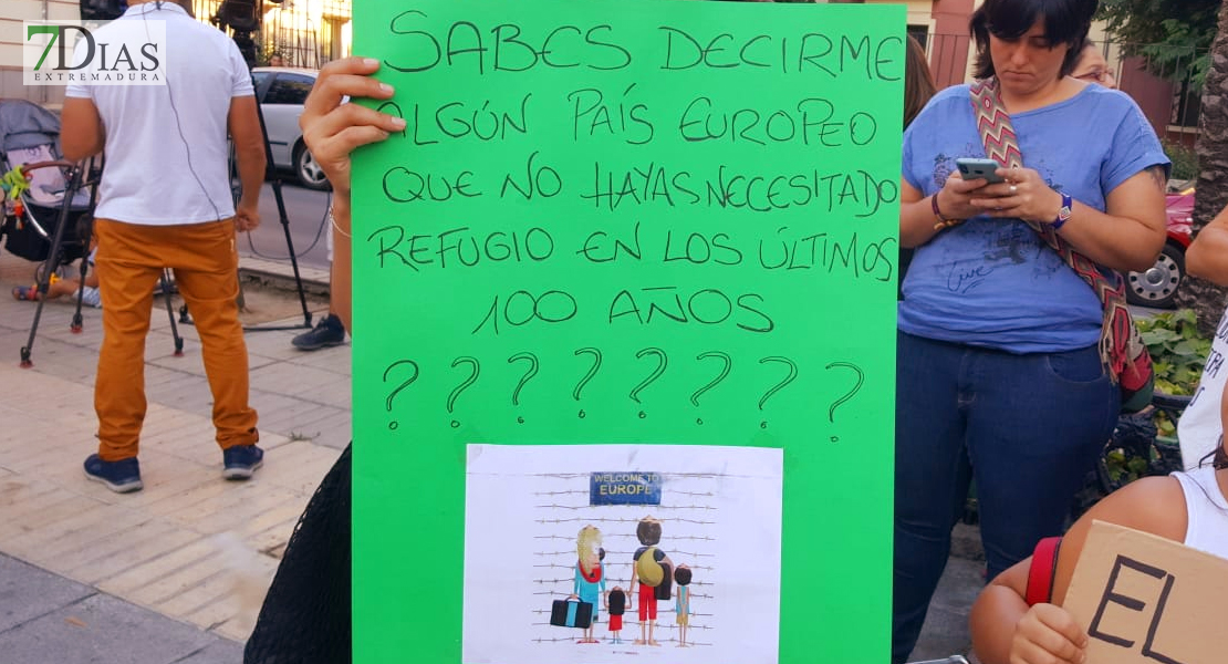 Imágenes de la concentración en Delegación para pedir la acogida del Open Arms