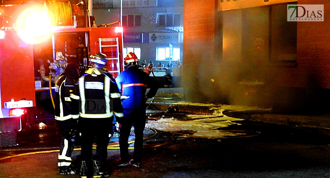 Imágenes del grave incendio que calcinó una tienda de muebles en Mérida