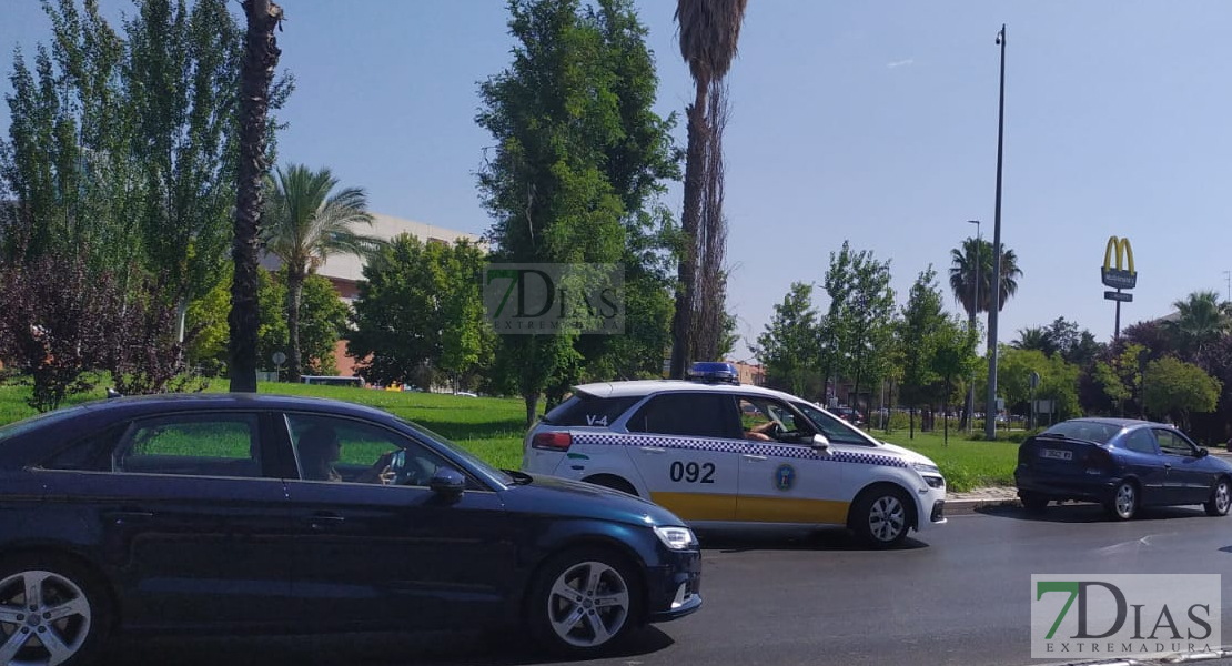 Pierde el control de su vehículo en plena avenida de Elvas