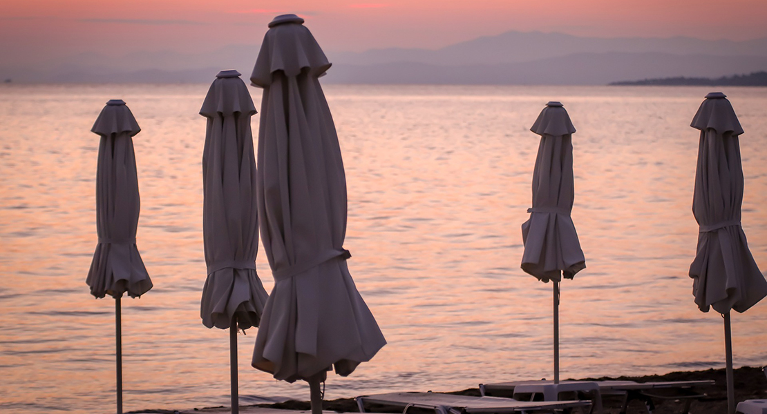 Un 24% de los turistas españoles madruga para conseguir buen sitio para su sombrilla en la playa