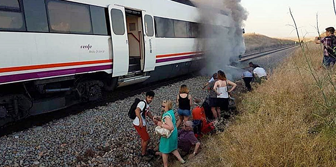 Veinte pasajeros se quedan en el campo por una avería en el tren extremeño