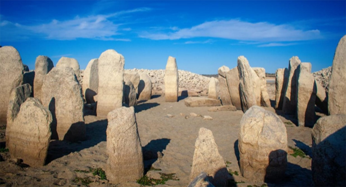 Un dolmen milenario en Cáceres al descubierto por la sequía