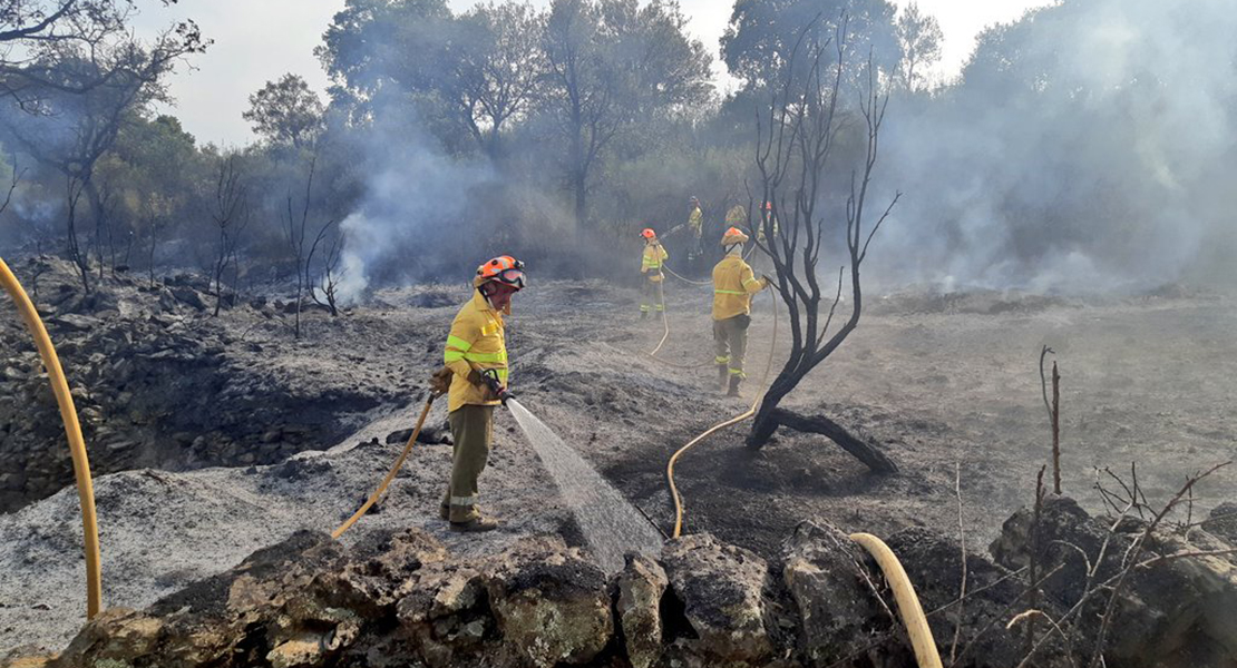 Los bomberos forestales siguen luchando contra las llamas que azotan en la región extremeña