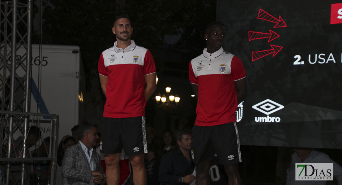 Imágenes de la presentación de las equipaciones del CD. Badajoz