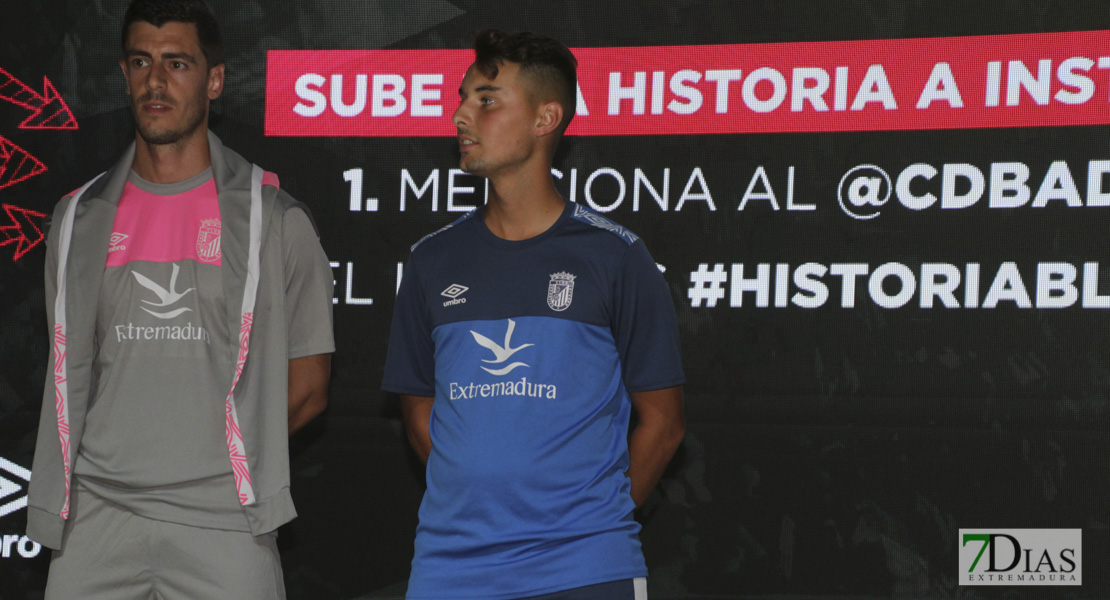 Imágenes de la presentación de las equipaciones del CD. Badajoz