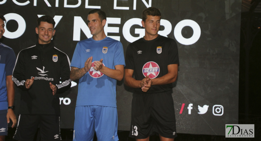 Imágenes de la presentación de las equipaciones del CD. Badajoz