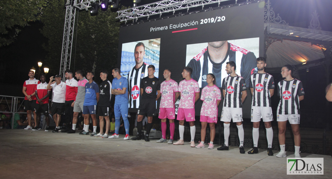 Imágenes de la presentación de las equipaciones del CD. Badajoz