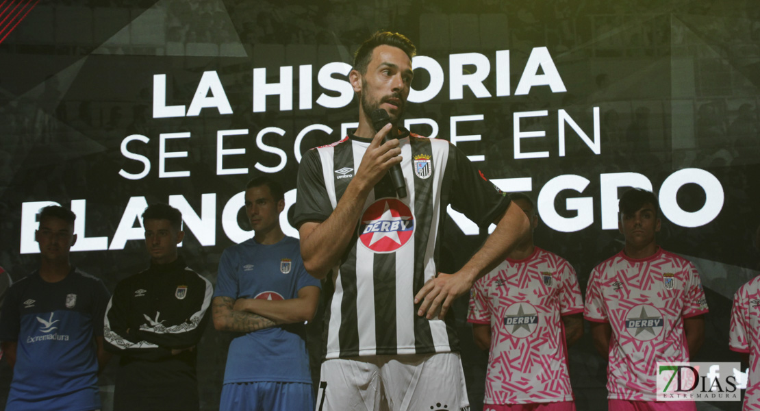 Imágenes de la presentación de las equipaciones del CD. Badajoz