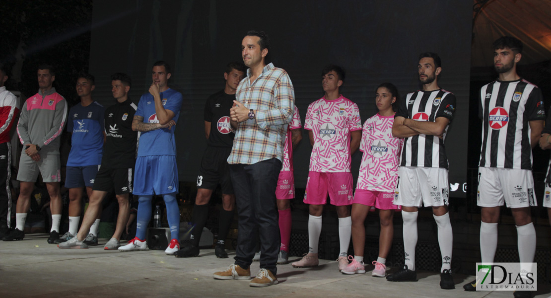 Imágenes de la presentación de las equipaciones del CD. Badajoz