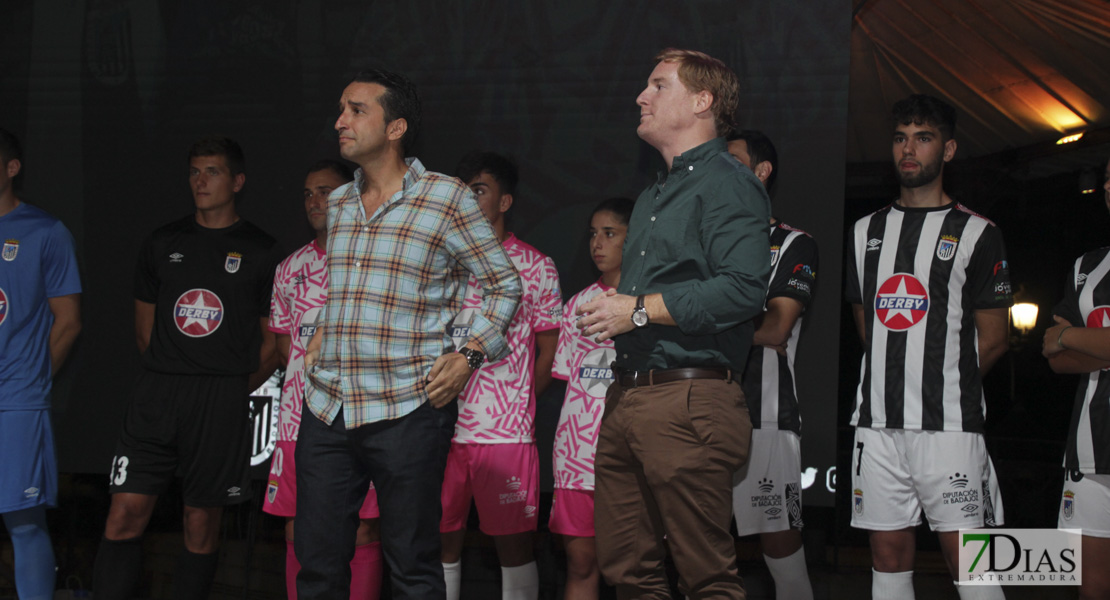 Imágenes de la presentación de las equipaciones del CD. Badajoz