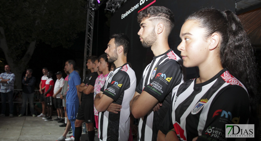 Imágenes de la presentación de las equipaciones del CD. Badajoz