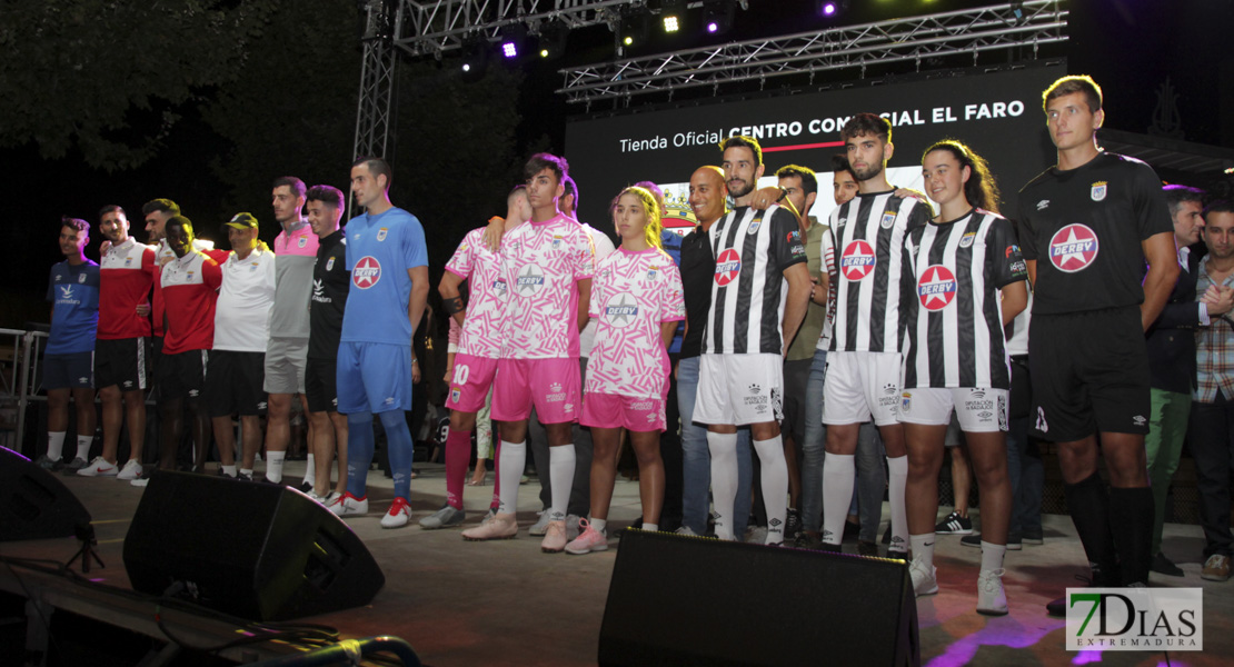 Imágenes de la presentación de las equipaciones del CD. Badajoz