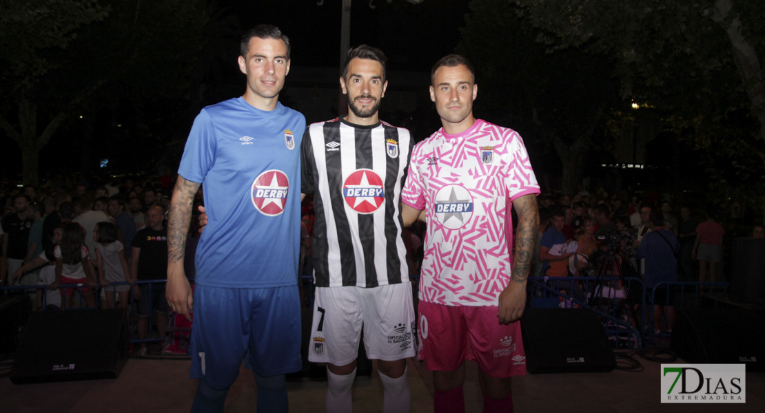 Imágenes de la presentación de las equipaciones del CD. Badajoz