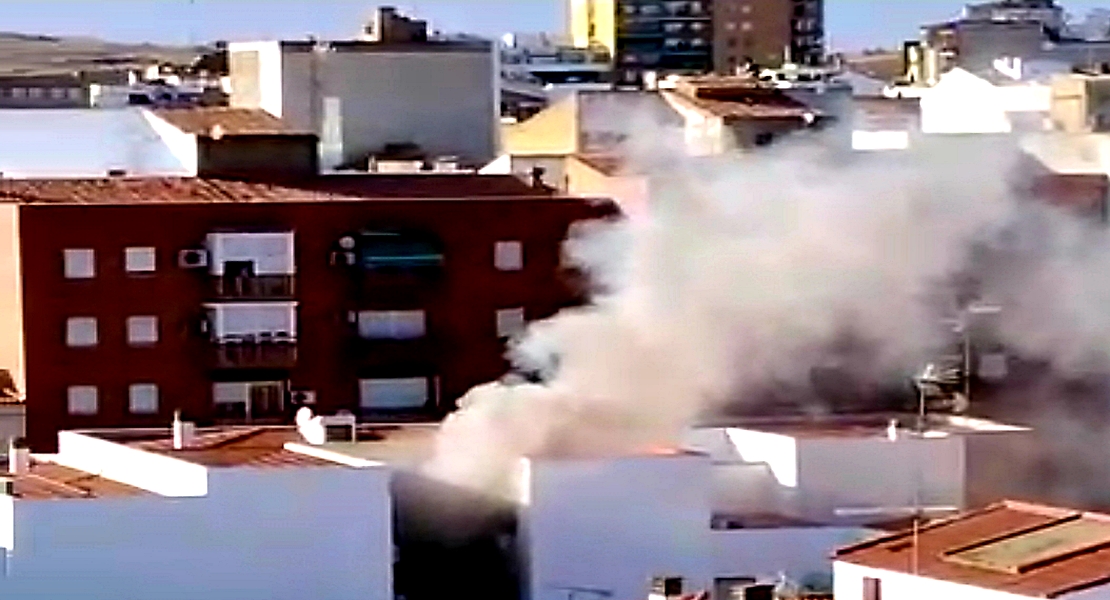 Los Bomberos continúan trabajando en el incendio de una vivienda en Mérida