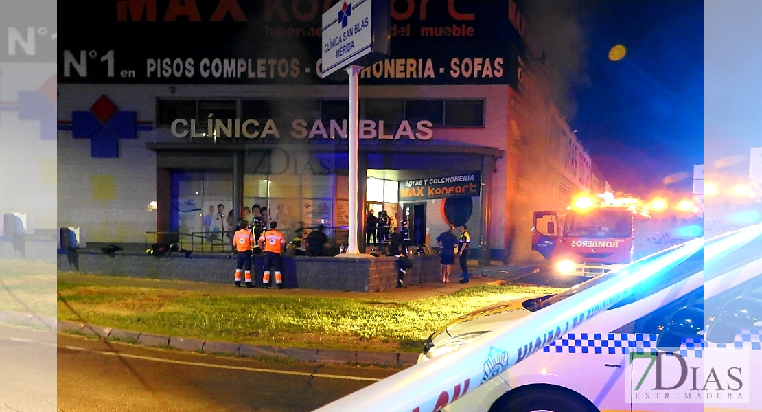Un grave incendio calcina una tienda de muebles en Mérida