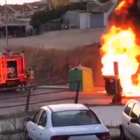 Intervención de los bomberos en una nueva quema de contenedores en Badajoz