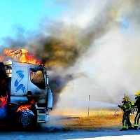 Un incendio acaba calcinando un tráiler en la localidad cacereña de Talayuela