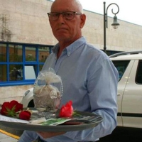 Un hombre lleva las cenizas de su mujer al centro de salud que la mandó a casa horas antes de morir