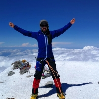 El extremeño sordociego Javier García alcanza la cima de la montaña más alta de Europa
