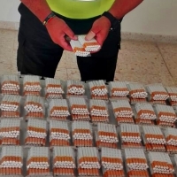 Detenido con 100 bolsas de tabaco de fabricación casera en su coche