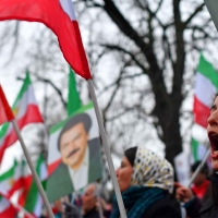 Condenan a 55 años de cárcel a tres mujeres iraníes por quitarse el velo y repartir flores