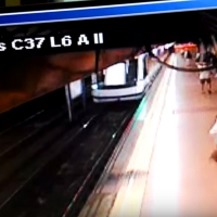 Tira a un hombre a las vías del Metro de Madrid justo cuando pasaba el tren