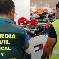 Detienen al propietario de una tienda de San Roque (Badajoz) por la venta de prendas falsificadas