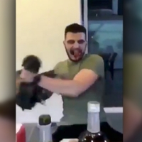 Un pelotari arranca la cabeza a un gallo de un mordisco