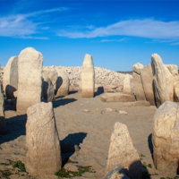 Un dolmen milenario en Cáceres al descubierto por la sequía