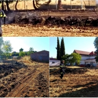 Los bomberos actúan en un incendio cercano a la Piscina de Fregenal