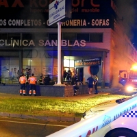 Un grave incendio calcina una tienda de muebles en Mérida