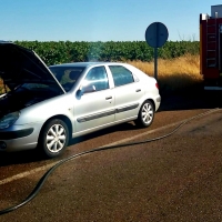 Los Bomberos evitan el incendio de un vehículo en Almendralejo