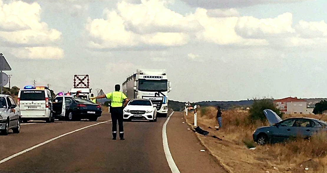 Colisión de dos vehículos en la carretera Cáceres-Badajoz