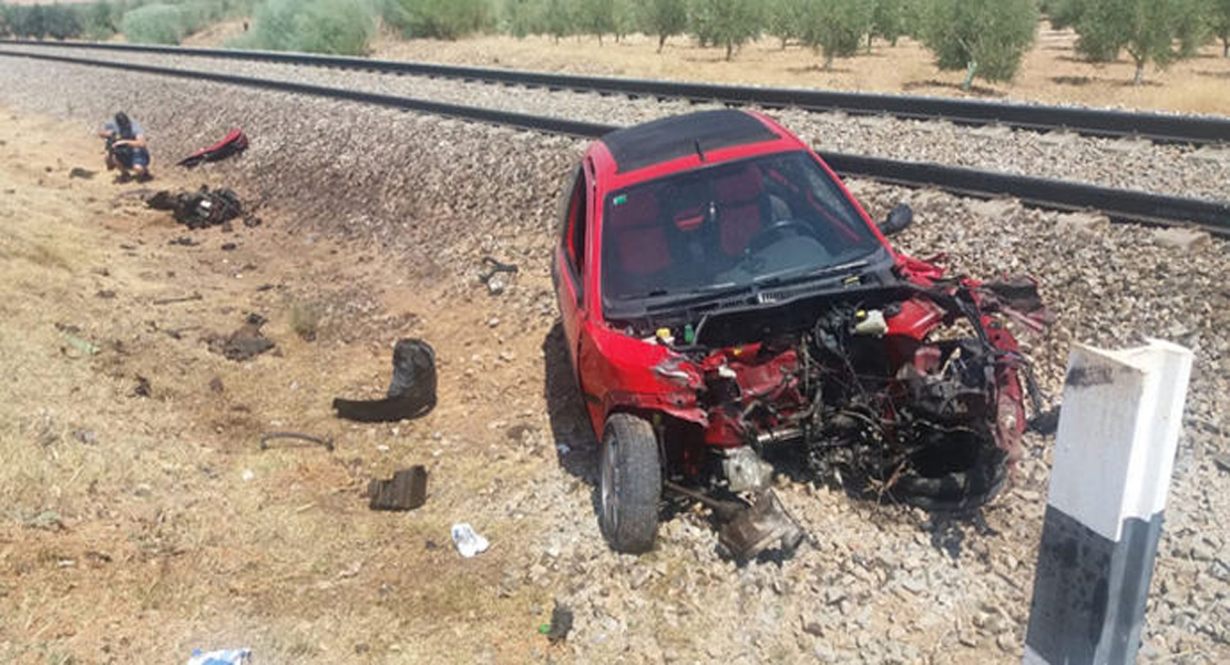 El tren Madrid-Zafra arrolla a un vehículo dejando a dos heridos, uno de ellos menor