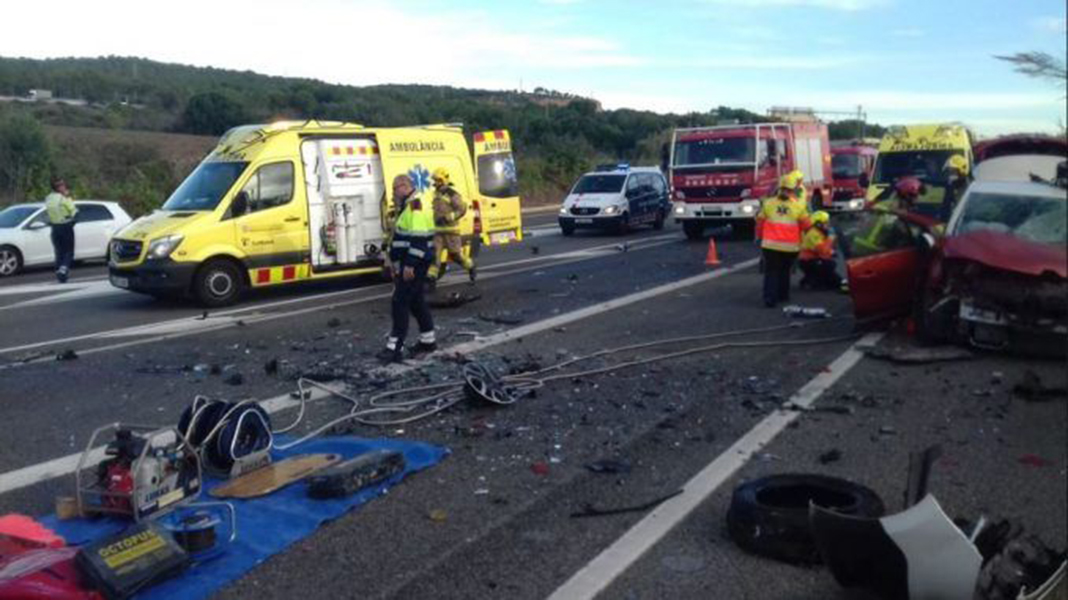 Un muerto y nueve heridos en un grave accidente en al autopista AP-7