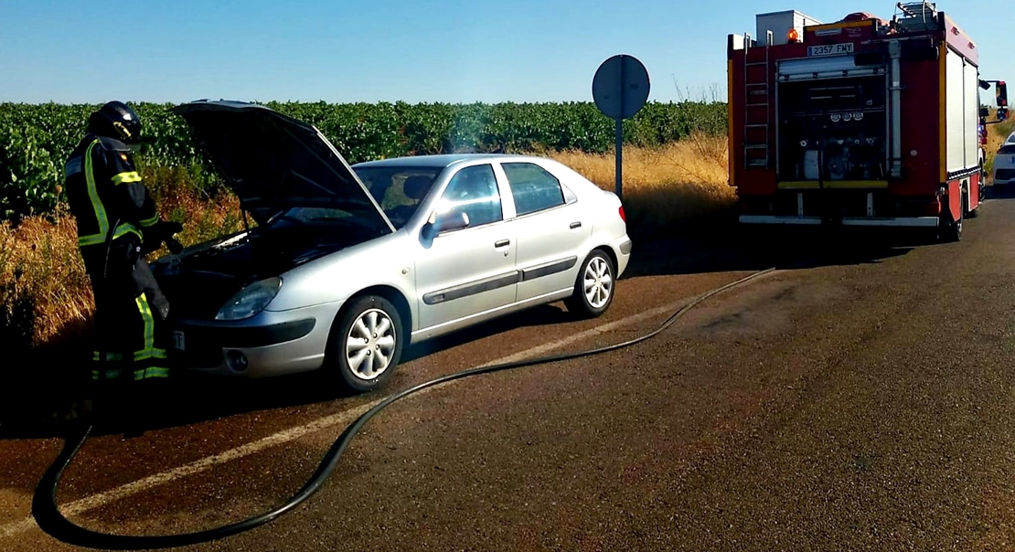 Los Bomberos evitan el incendio de un vehículo en Almendralejo