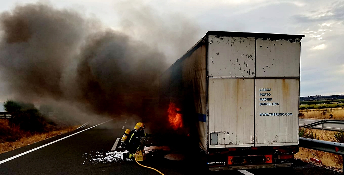 Sale ardiendo un tráiler mientras circulaba por la A-5