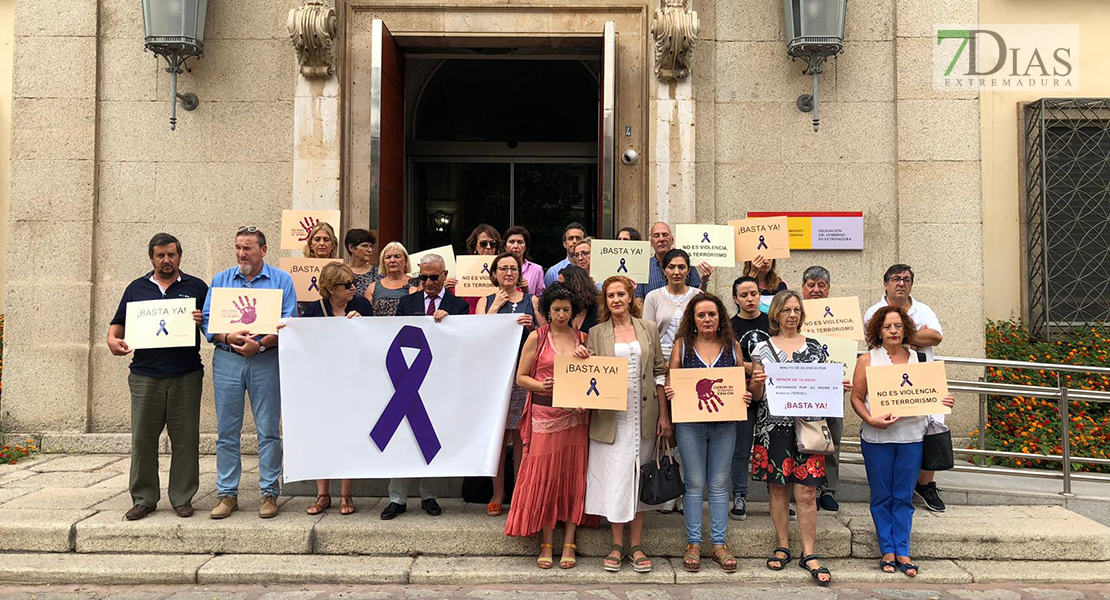Minuto de silencio por la víctima de violencia machista en Teruel