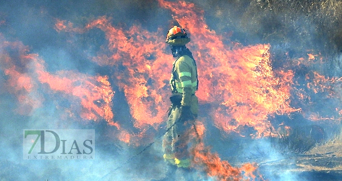 Incendio activo en Valdebótoa (Badajoz)