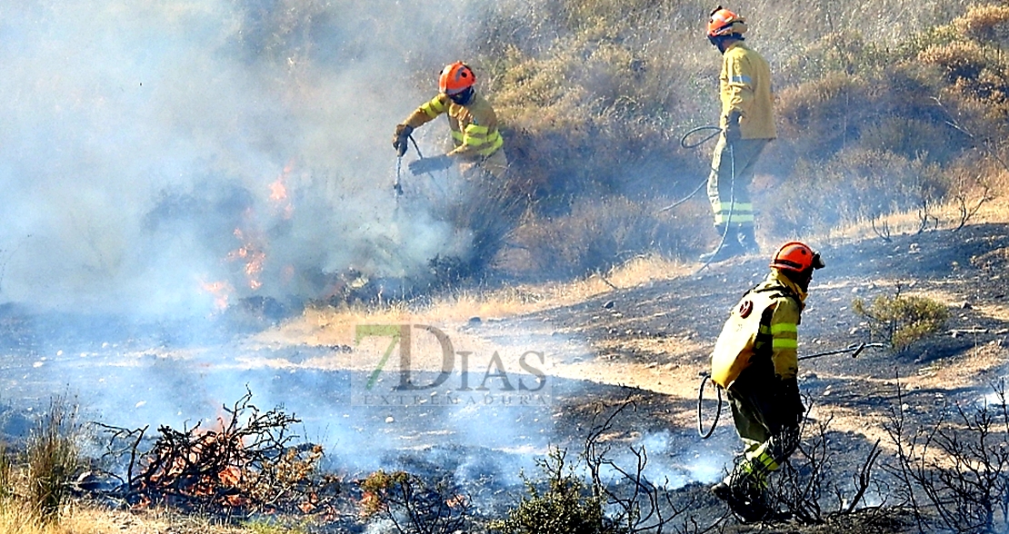 Incendio activo en Valdebótoa (Badajoz)