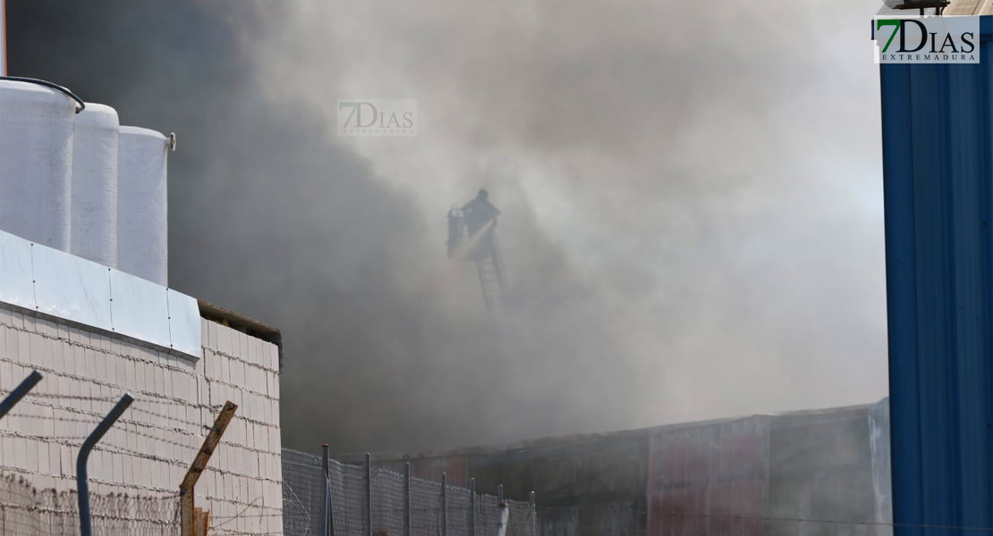 Imágenes del grave incendio en el Polígono el Nevero