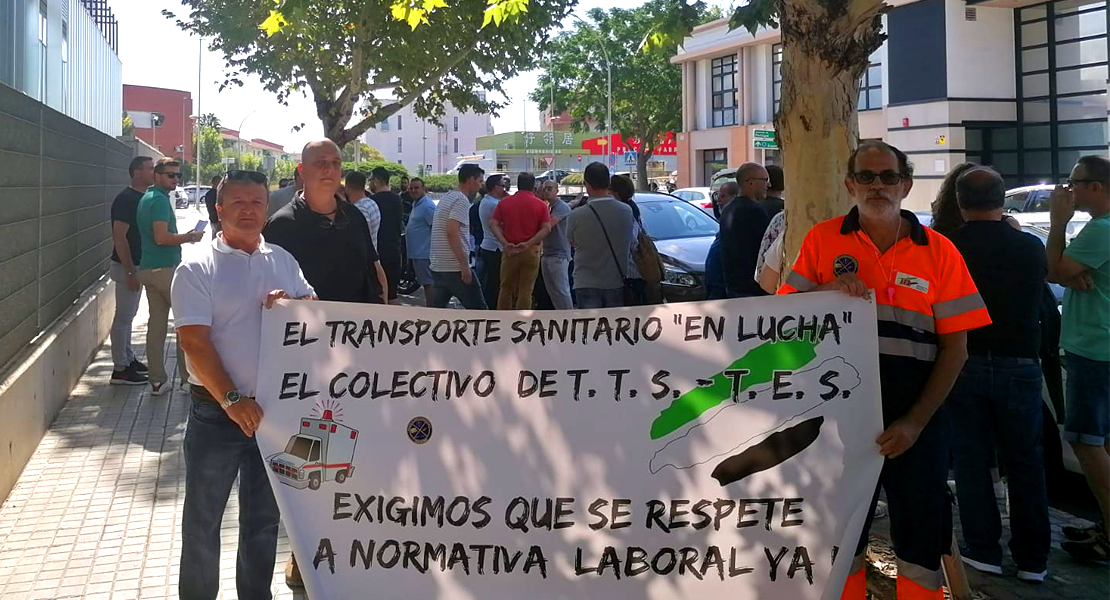 Los trabajadores de Ambulancias Tenorio se manifiestan ante el SES