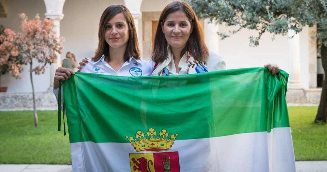 Paulete, lista para coronar la cima del pico Nevado Sajama con la bandera extremeña