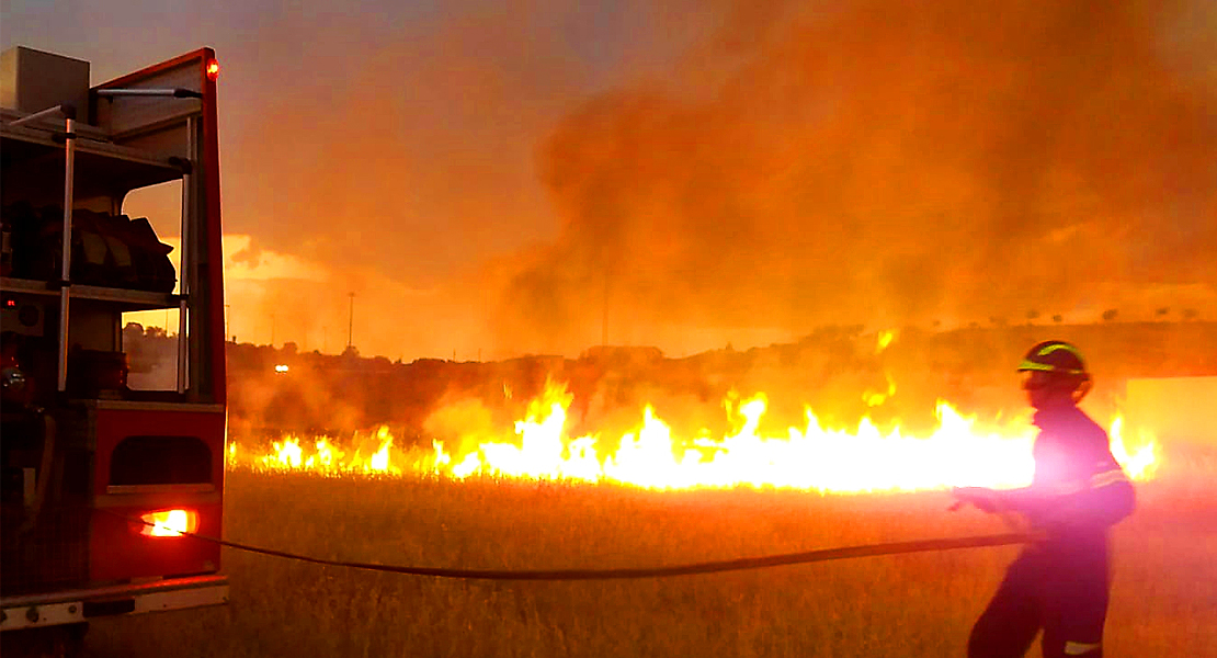Un incendio afecta a 2.000 metros cuadrados en el Polígono Industrial de Almendralejo
