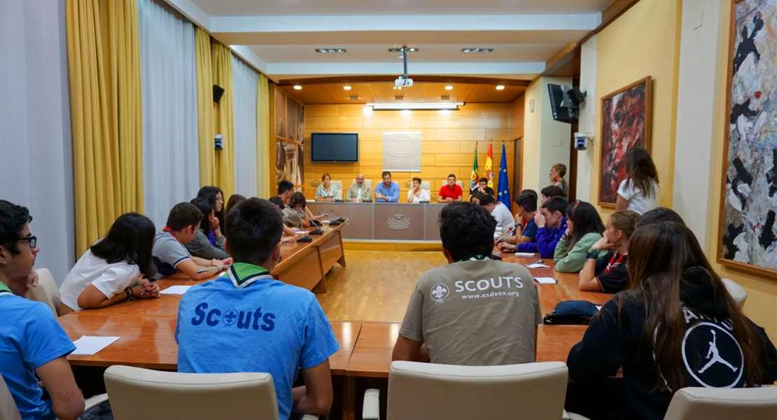 Jóvenes Scouts visitan la Asamblea para debatir sobre temas que preocupan a la región